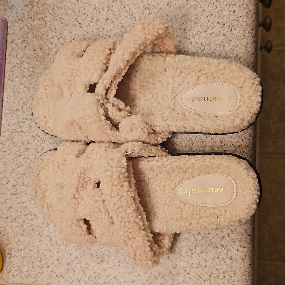 Cream fur slippers